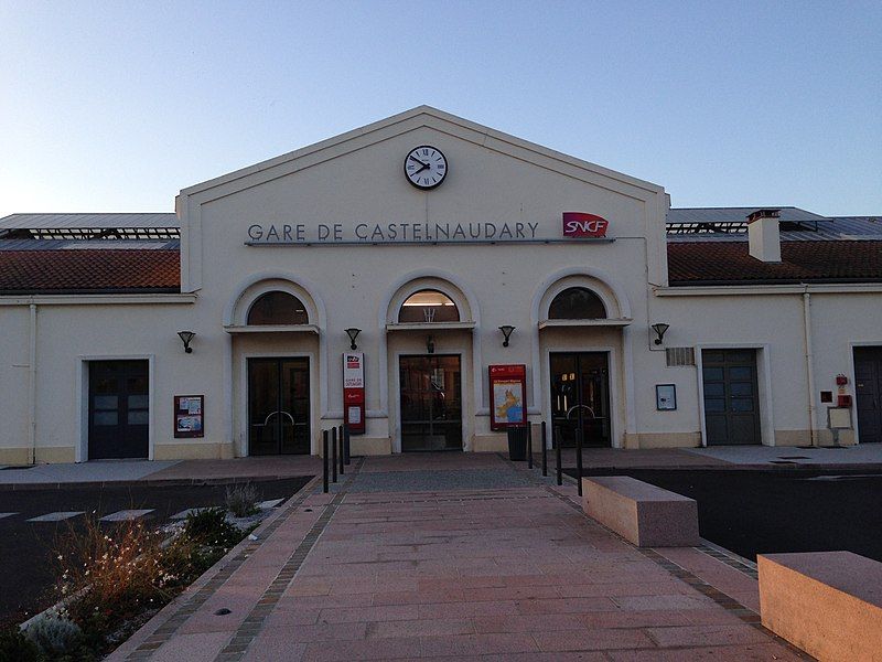 File:Gare de Castelnaudary-2014.jpg