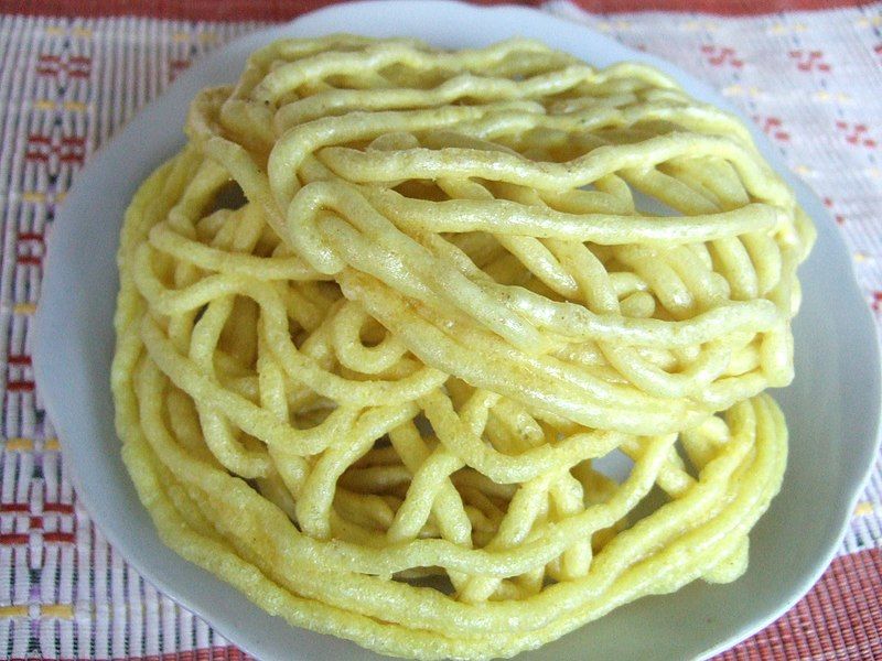 File:Kerupuk mi kuning.JPG