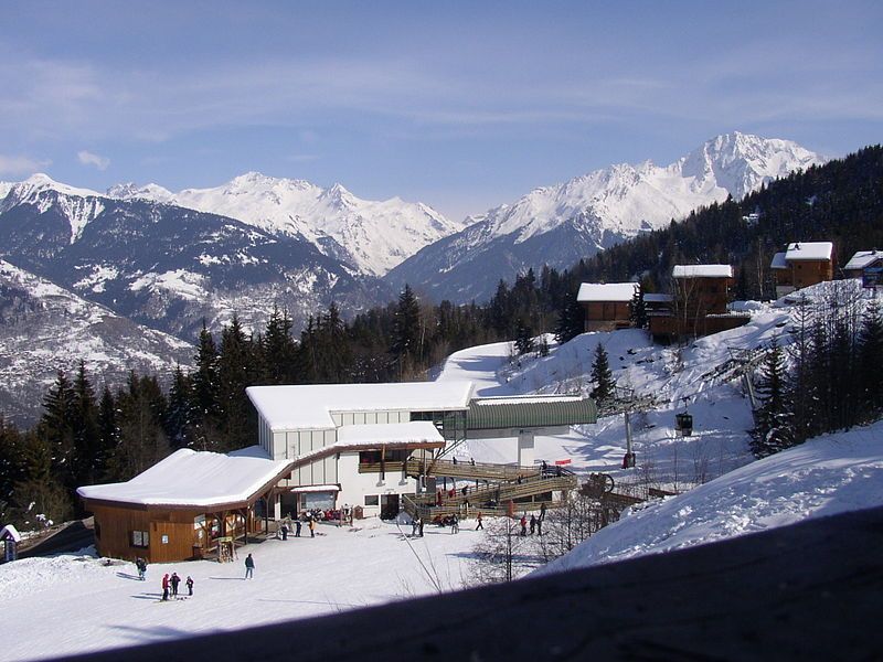 File:LA TANIA ski-station.JPG