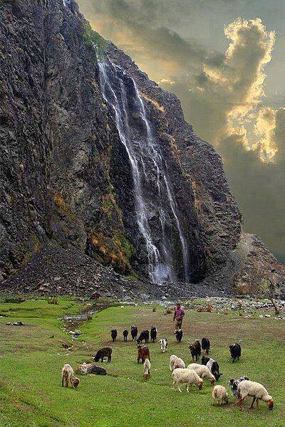 File:Manthokha-waterfall-kharmang-skardu.jpg