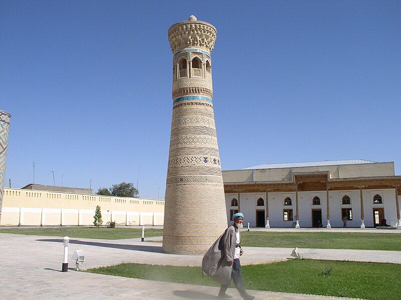 File:Minaret in Gijduvan.JPG