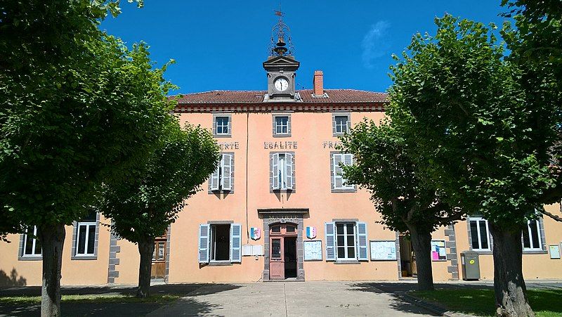 File:Parentignat, mairie.jpg