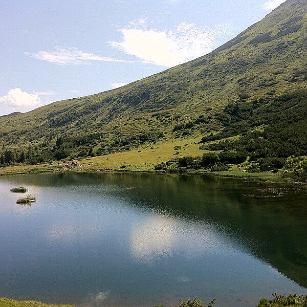 File:Stiol Lake Romania.JPG