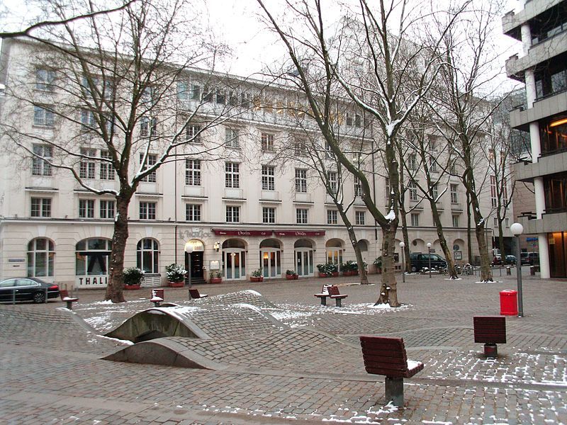 File:Thalia-Gerhard-Hauptmann-Platz.jpg