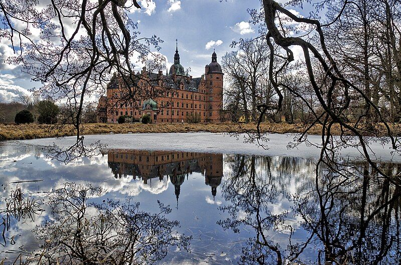 File:Vallø Castle.jpg