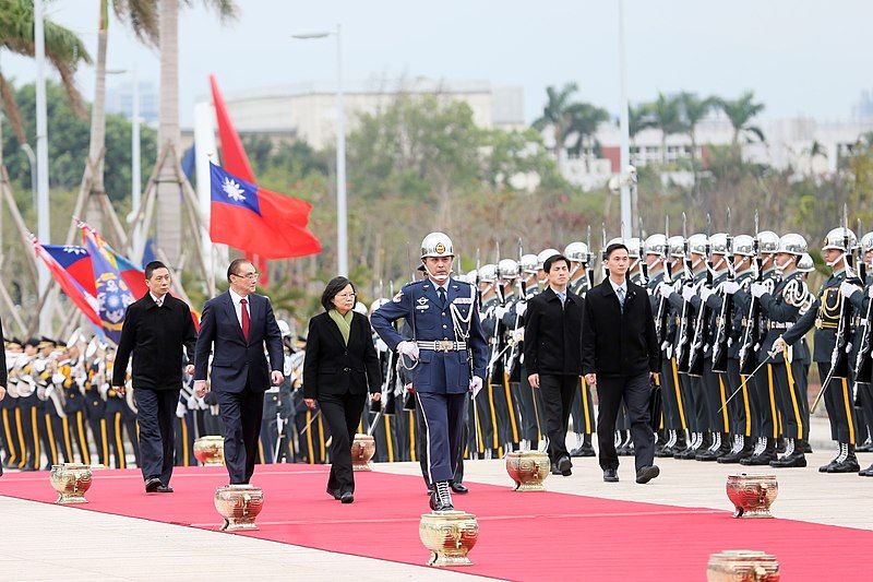 File:01.23 總統出席「國防部106年新春餐會」前,接受軍禮致敬 (32324301202).jpg