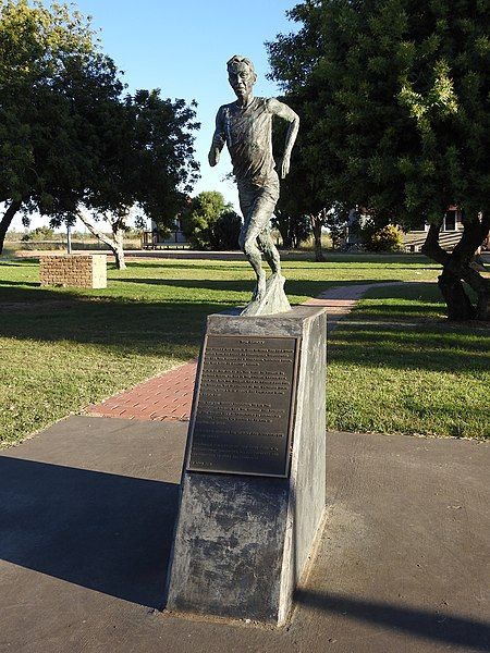 File:AU-Qld-Dirranbandi-Tom DANCEY statue-2021.jpg