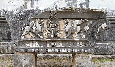 Ancient Greek bead and reel on the base of a capital from the ruins of the Temple of Apollo at Didyma, Turkey, unknown architect or sculptor, c.300-150 BC[5]