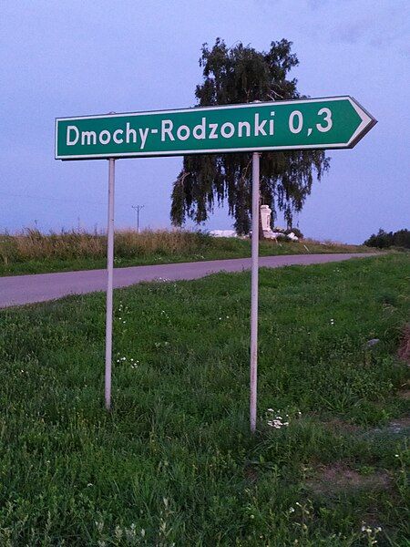 File:Dmochy-Rodzonki - Drogowskaz.jpg