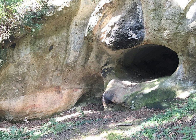 File:Ichinosawa Cave.jpg