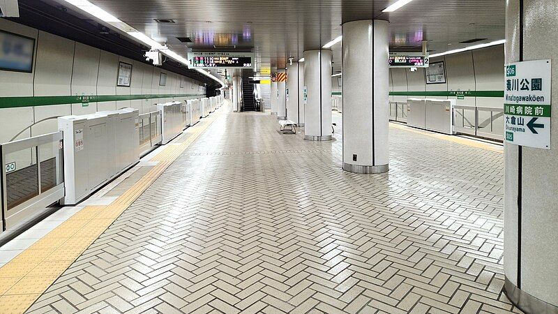 File:Kobe-subway-S06-Minatogawakoen-station-platform-20231001-110403.jpg