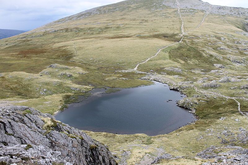 File:Llyn y Cŵn.JPG