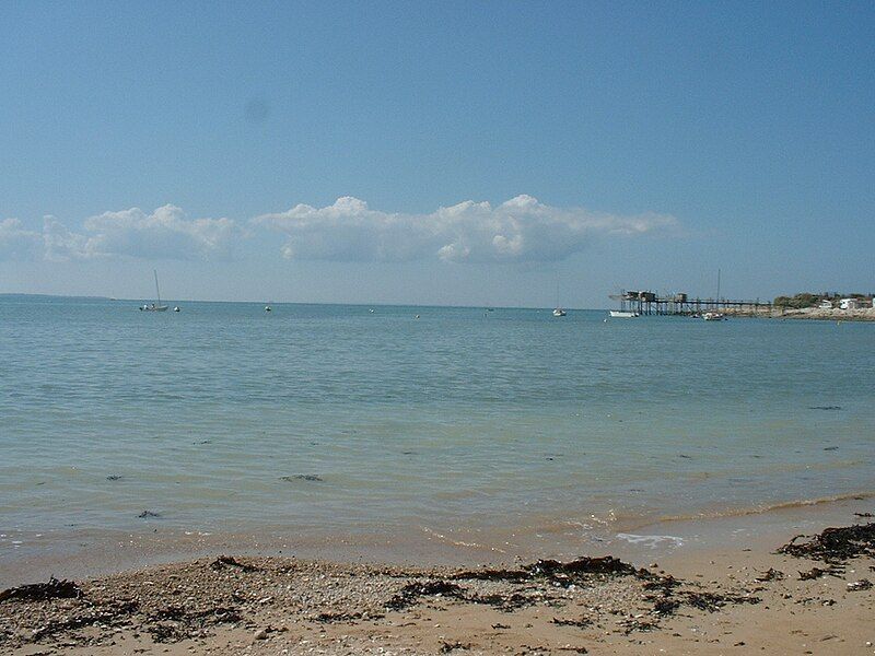 File:Plage angoulins.jpg