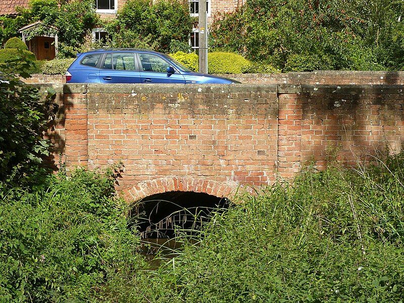 File:Potwell Dyke Bridge.jpg