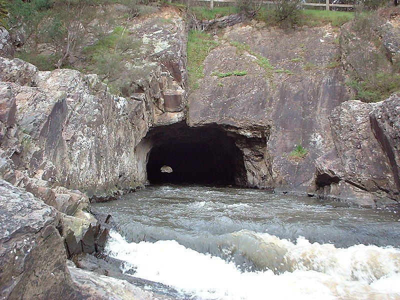 File:Pound Bend tunnel.JPG