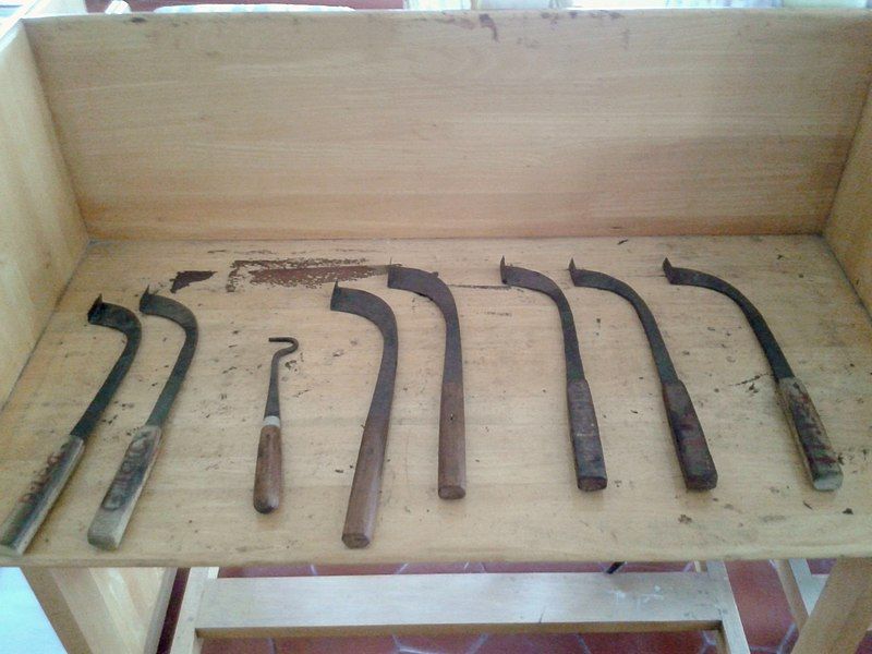 File:Rubber Tapping knifes.jpg