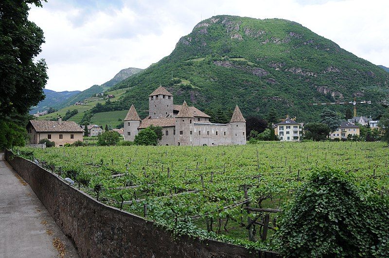 File:SchlossMaretsch2013.jpg