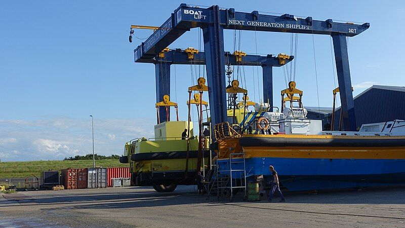 File:Shiplift in Lauwersoog.jpg