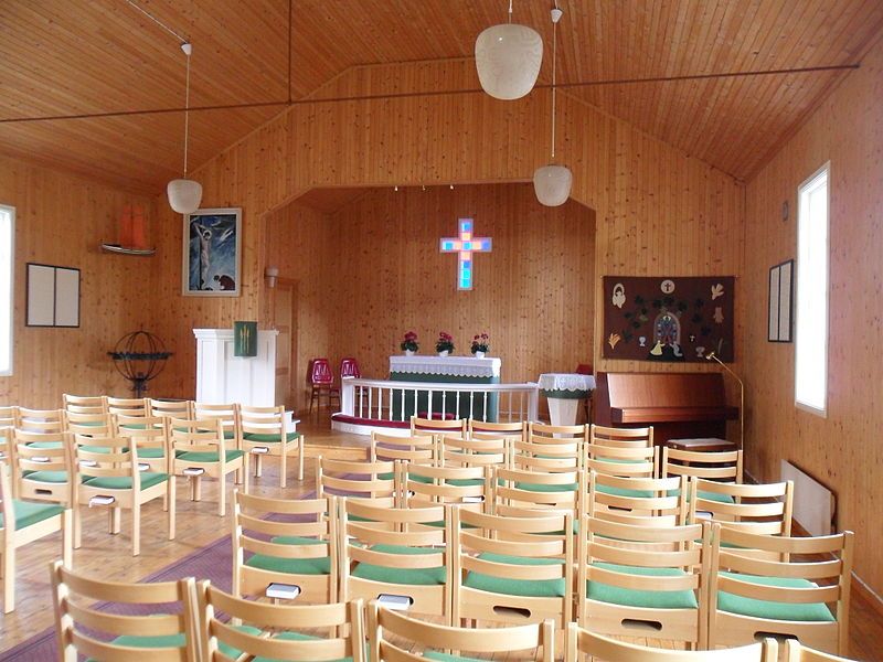 File:Skarsvåg kirke, kirkeskipet.jpg