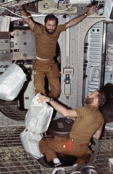 File:Skylab 4 trash.jpg