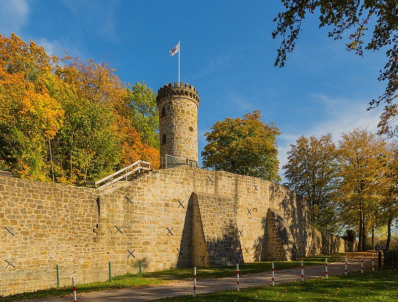 File:Tecklenburg Burgruine 18.jpg