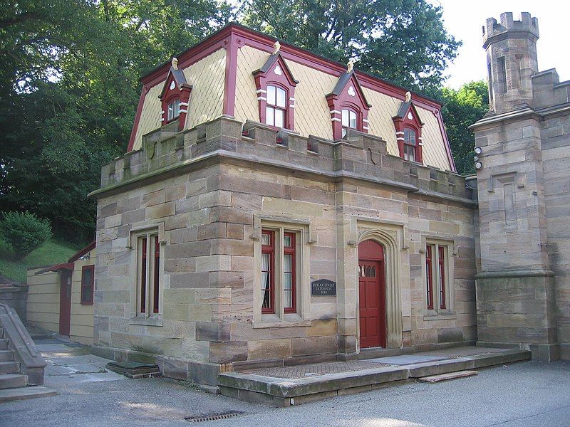 File:Butler Street Gatehouse.jpg