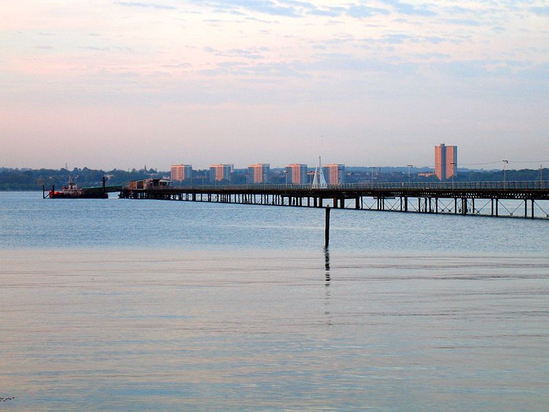 File:Hythe-pier.jpg