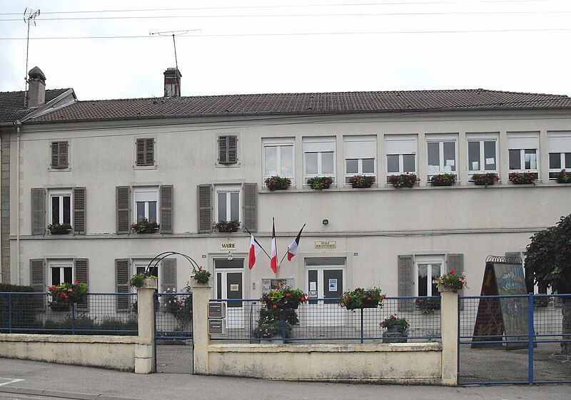 File:Madonne-et-Lamerey, Mairie-école.jpg