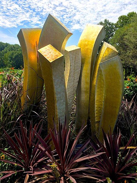 File:Meadowlark Gardens sculpture.jpg