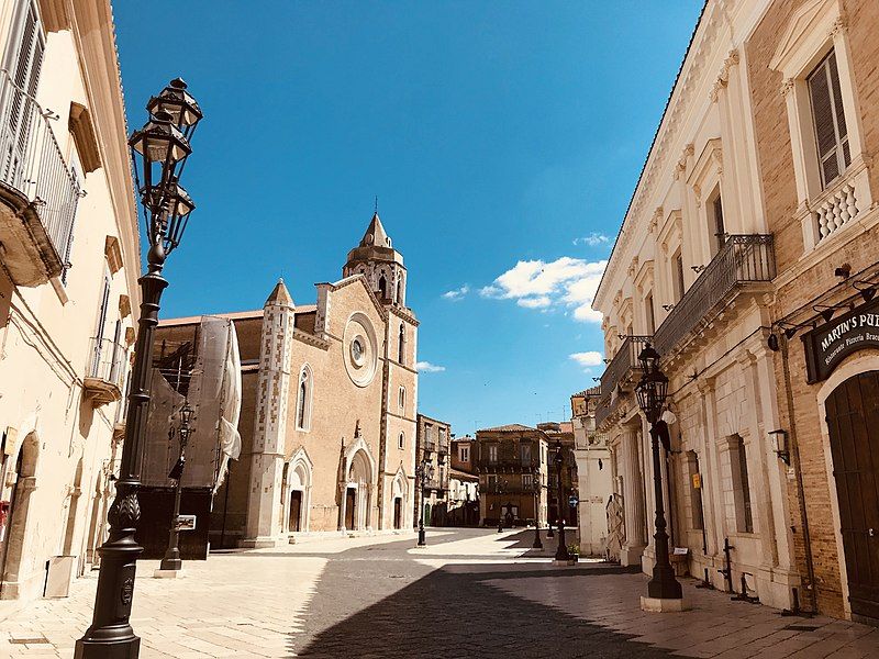 File:Piazza Duomo Lucera.jpeg