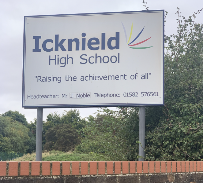 File:PictureofIcknieldhighsign.png