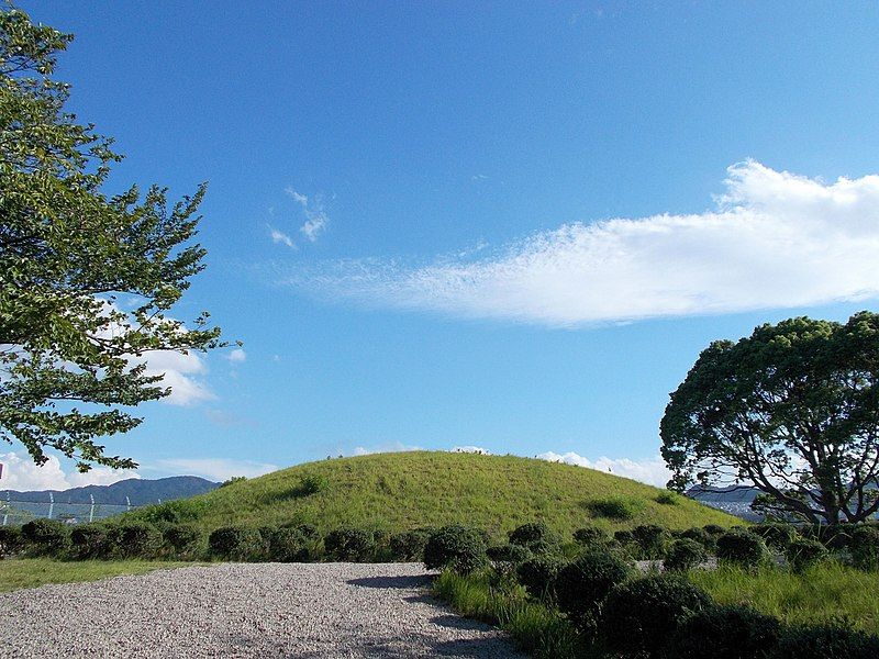 File:Tanabata-ike Kofun.jpg