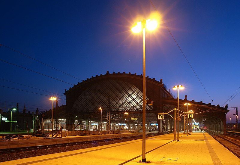 File:Dresden-Bahnhof-Neustadt-night.jpg