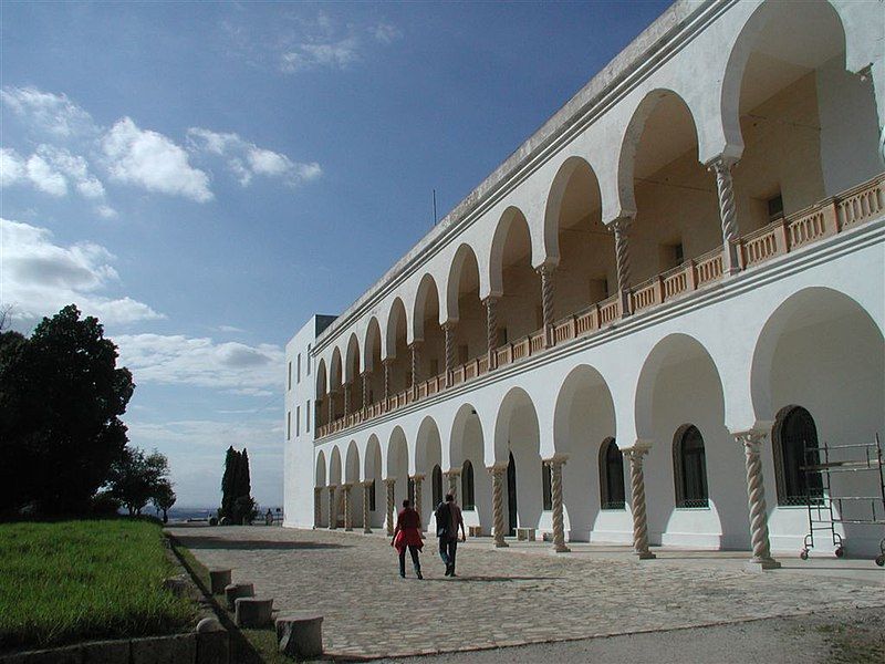 File:Facade Musee Carthage.jpg