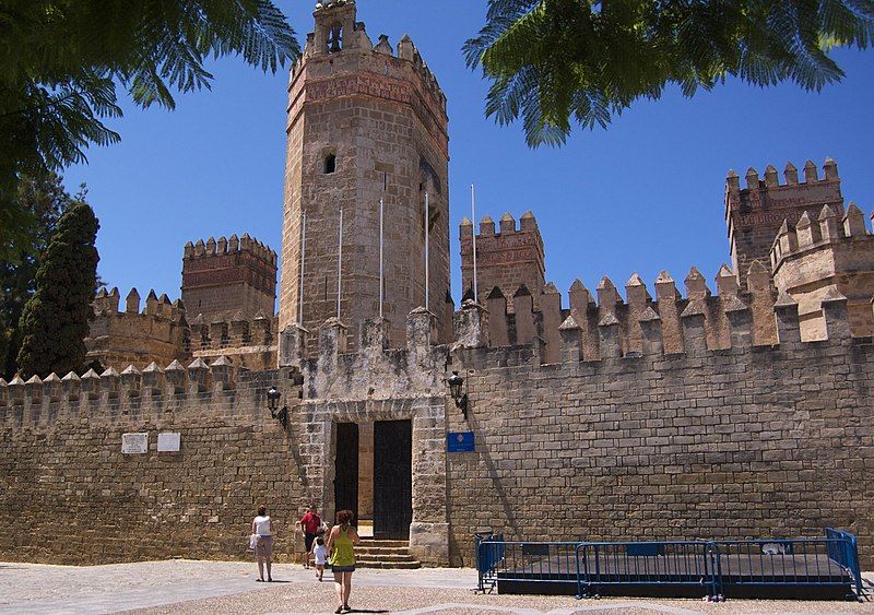 File:Frontal del castillo.jpg