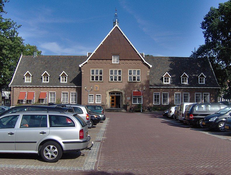 File:Gemeentehuis Weerselo.jpg