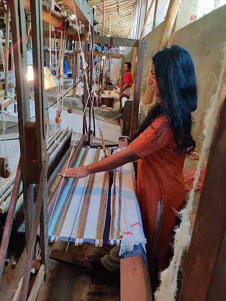 File:Handloom in Youvanam.jpg