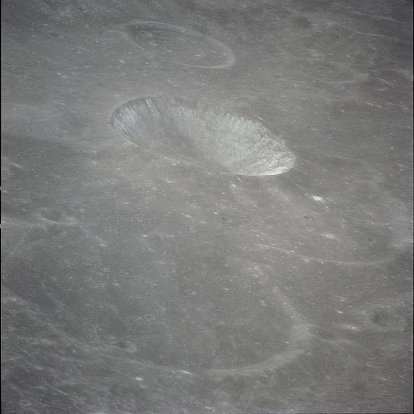 File:Hume crater AS14-72-10015.jpg