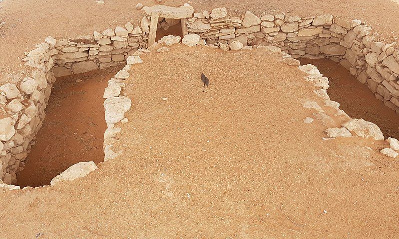 File:Jebel Al-Buhais burial.jpg