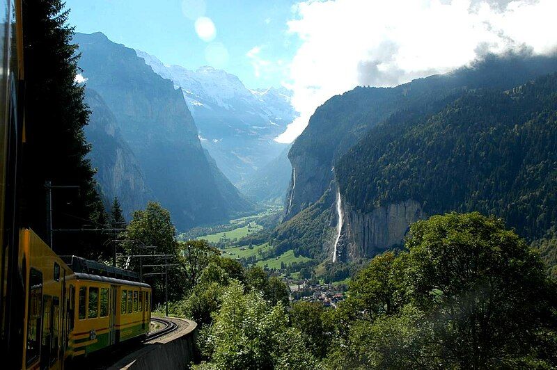 File:Lauterbrunnental train.jpg