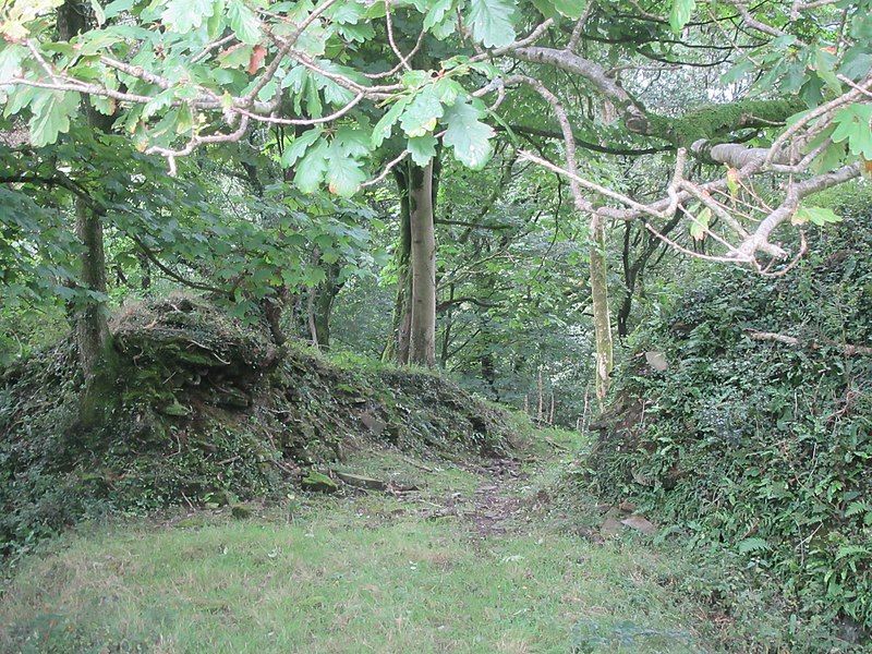 File:Llangynwyd Castle gateway.jpg