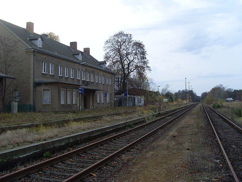 File:Mücka-railway-station-05-station-building.JPG