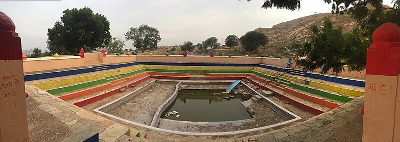 File:Mandholi Stepwell.jpg