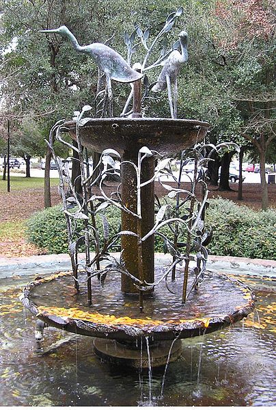 File:MetterGeorgiaHeronFountainDowntownPark.jpg