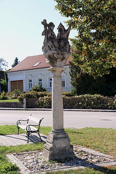 File:Wolfpassing - Dreifaltigkeitssäule.JPG