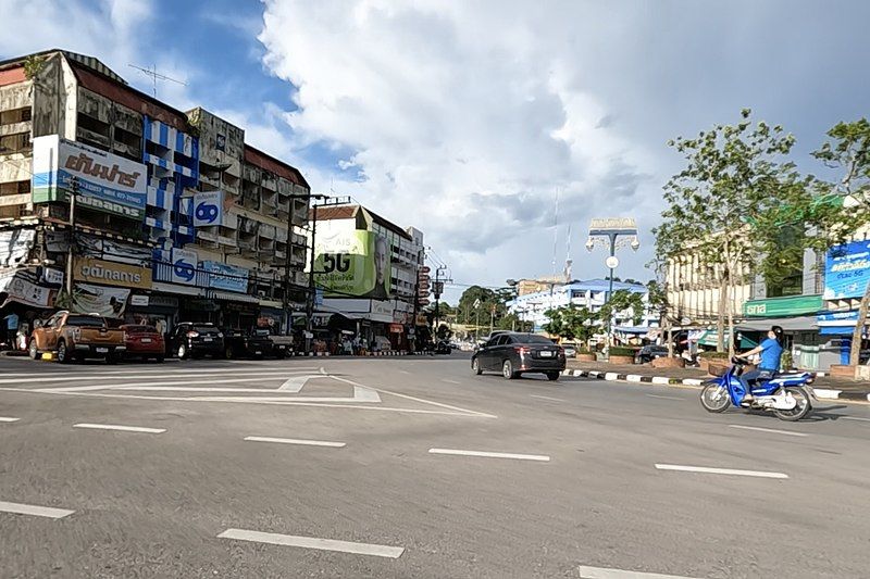 File:スラートターニー駅 駅前の様子.jpg