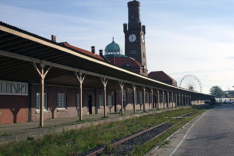 File:Amerika-Bahnhof Hapag-Halle 1.jpg