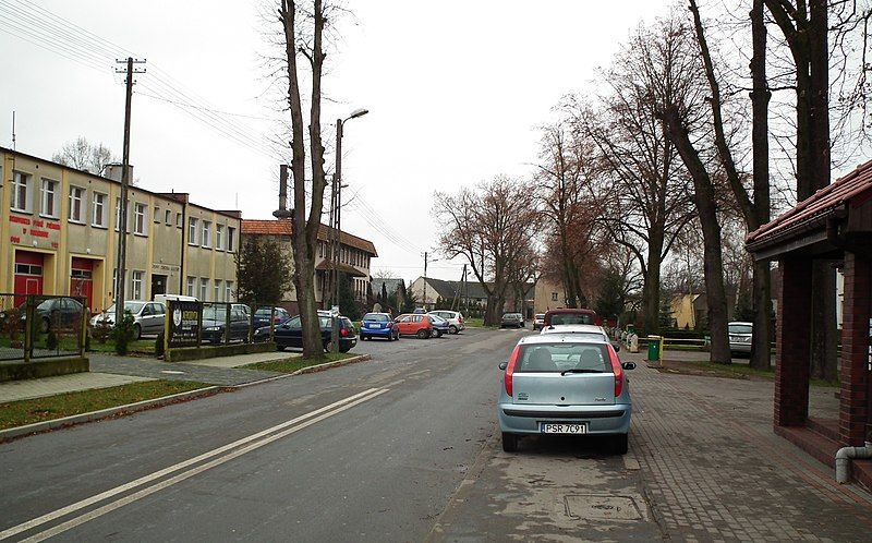 File:Dominowo, main street.JPG