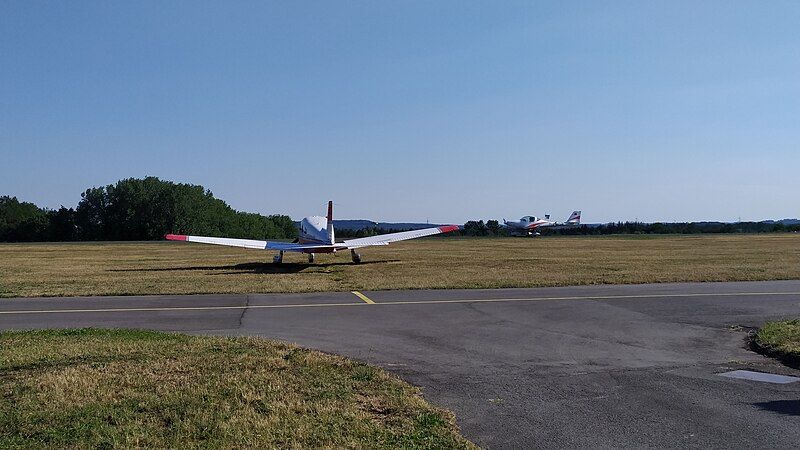 File:Flugplatz Osnabrück-Atterheide 3.jpg