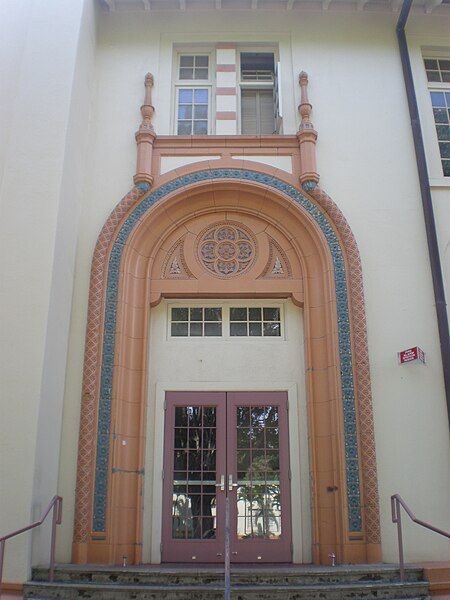 File:Honolulu-McKinley-HS-Commercial-doorway.JPG